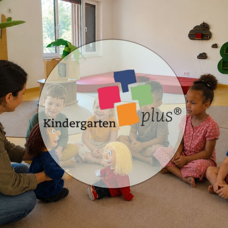 Kinder lauschen den Handpuppen Tula und Tim