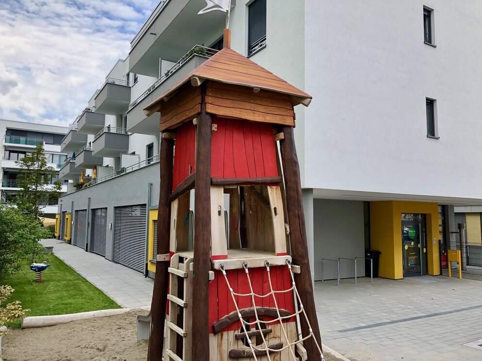 Außenbereich mit Klettergerüst einer KiTa