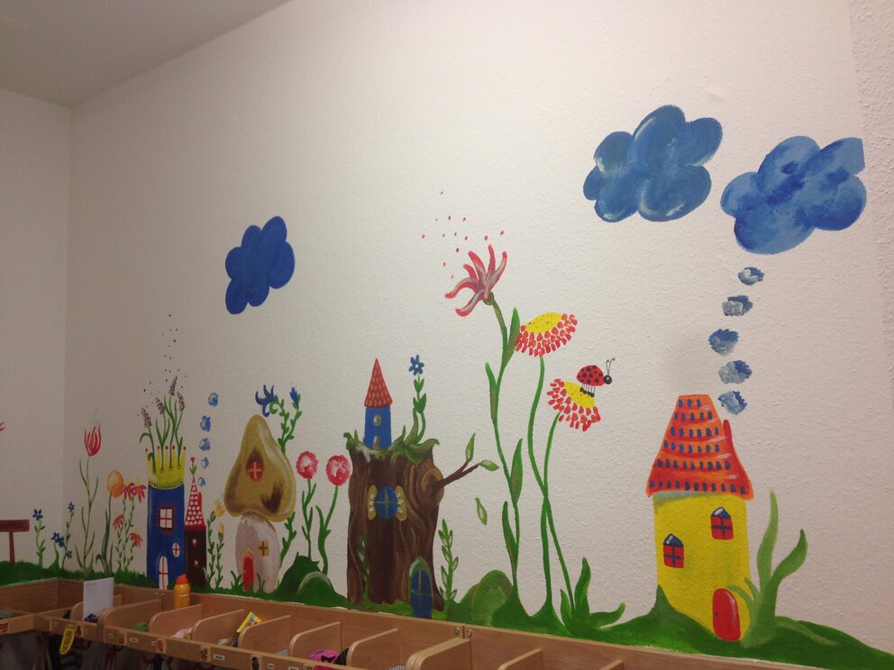 Bild an der Wand einer KiTa