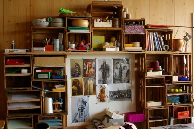 Elzwiesen Kindergarten_Spielzimmer Regal mit Spielzeugen.JPG